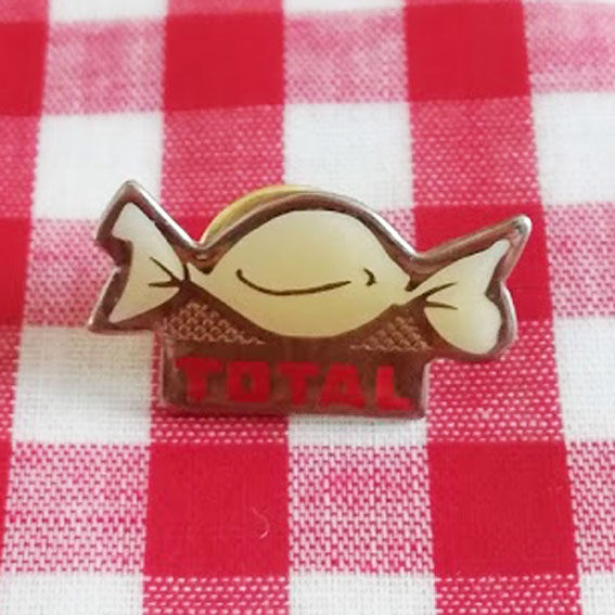 フランスのピンバッジ（TOTAL） - 旅する雑貨店 matka